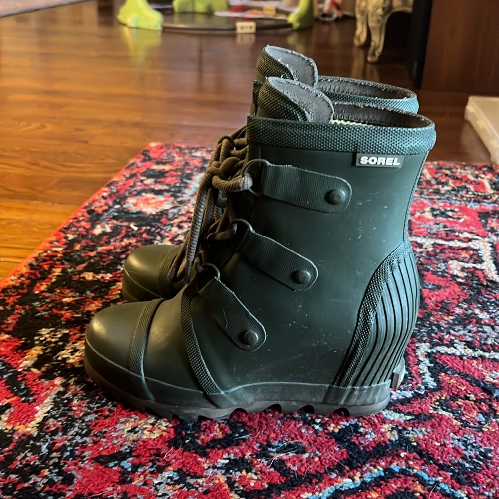 Sorel Joan Rain Wedge Boots - Olive Green Women's 7 Heel Gloss Rubber Lace Up